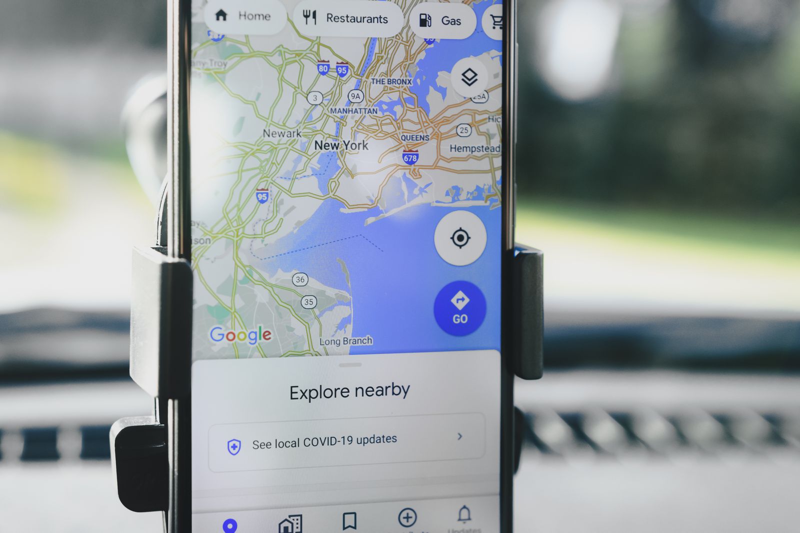 Un móvil mostrando negocios cercanos en el mapa de Google