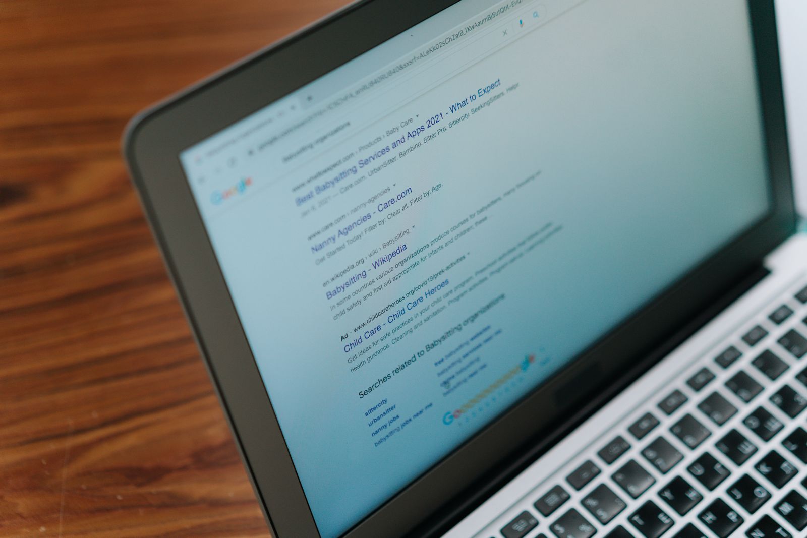 La página de resultados de Google en la pantalla de un portátil