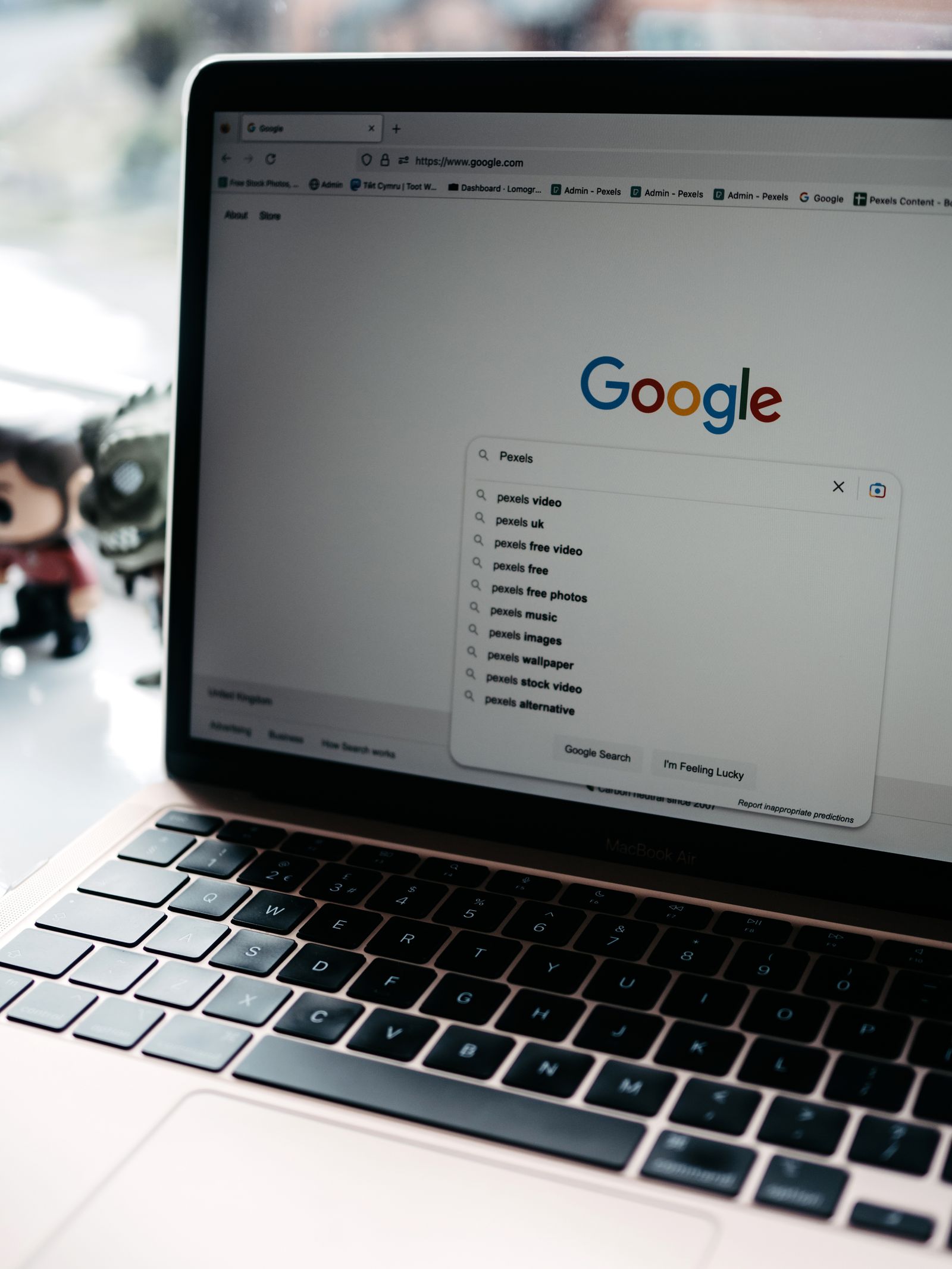 Un portátil mostrando las sugerencias del buscador de Google