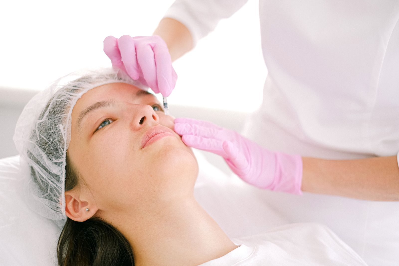 Una paciente recibiendo un tratamiento facial de medicina estética