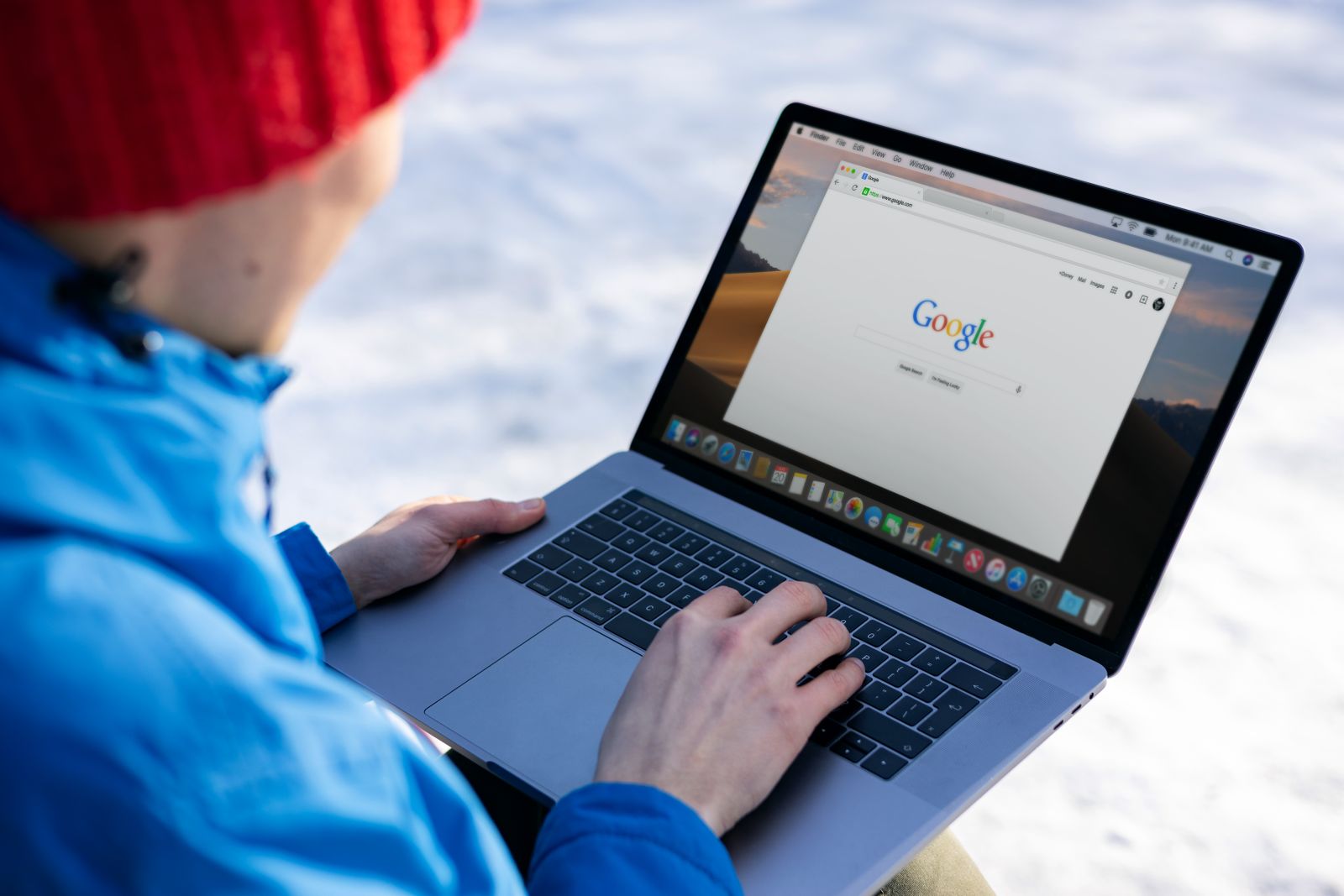 Una persona haciendo una búsqueda en Google desde el portátil